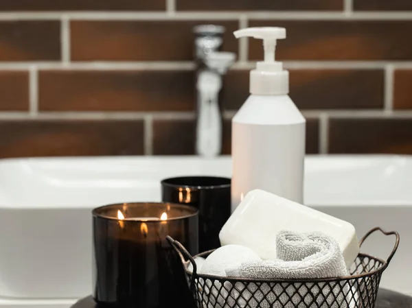 浴室的配件和燃烧的蜡烛 身体护理和健康概念 — 图库照片