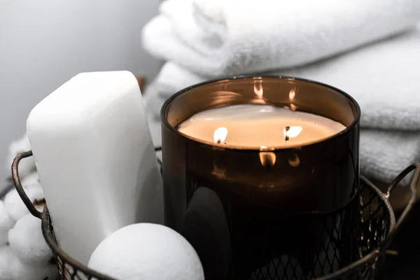 Acessórios Banho Uma Vela Acesa Uma Cesta Conceito Aromaterapia — Fotografia de Stock
