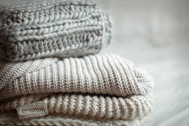Açık bir arkaplanda pastel rengin düzgünce katlanmış ögelerini kapat.