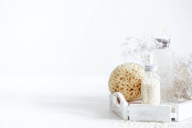 Banyo ürünleriyle kompozisyon. Temizlik, sağlık ve kişisel hijyen kavramı.