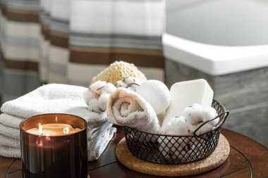 Sıcak spa kompozisyonu mum, banyo havlusu ve sabun aroması. Vücut bakımı ve hijyen kavramı.