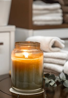 Yanan mumlu spa kompozisyonu, banyo havluları yakın. Aromaterapi kavramı.