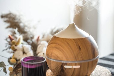 Aroma yağı yayıcı lamba bir masada. Aromaterapi ve sağlık hizmeti kavramı.