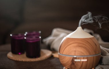 Bulanık arkaplan kablosuz dekor elementlerinde yağ yayıcı. Aromaterapi ve sağlık hizmeti kavramı.