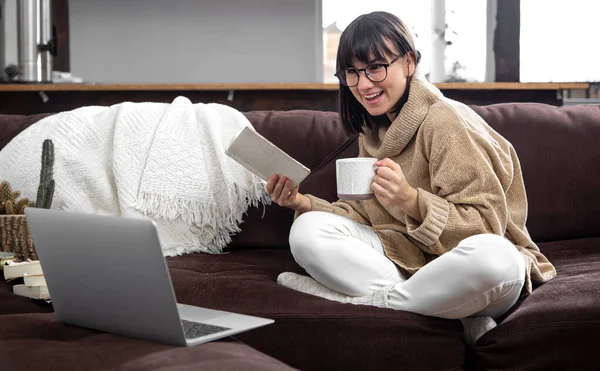 Junge Schöne Frau Einem Gemütlichen Pullover Mit Einer Tasse Und — Stockfoto