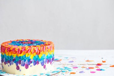 Kremayla süslenmiş çok renkli doğum günü pastası. Doğum günü partisi konsepti.