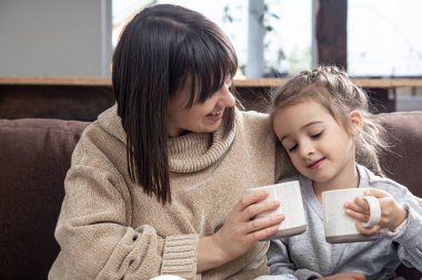 Aile değerleri ve kaliteli zaman. Çocukların arkadaşlığı ve mutlu aile zamanı kavramı..