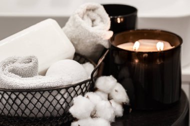 Banyo aksesuarları ve yanan bir mum. Vücut bakımı ve hijyen kavramı.
