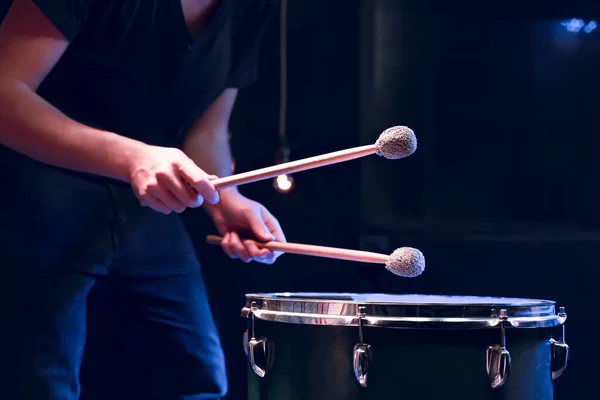 Percussionista Brinca Com Paus Chão Tom Uma Sala Escura Com — Fotografia de Stock