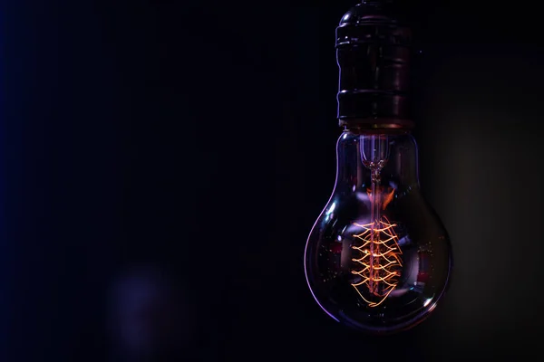 Een Lichtgevende Lamp Hangt Het Donker Wazig Achtergrond Kopieerruimte — Stockfoto