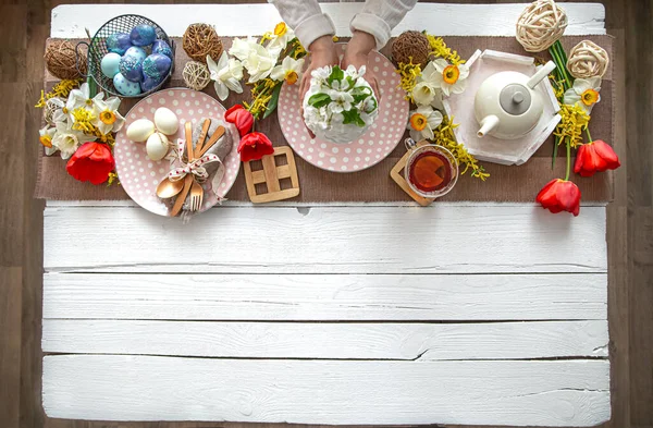 Table Setting Easter Holiday Tea Homemade Cake Eggs Flowers Wooden — Stock Photo, Image