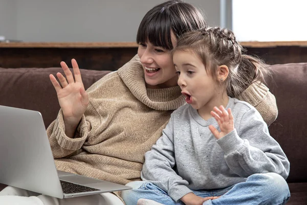 Szczęśliwa Rodzina Patrząc Ekranie Laptopa Zrobić Odległość Wideo Rozmowy Uśmiechnięta — Zdjęcie stockowe