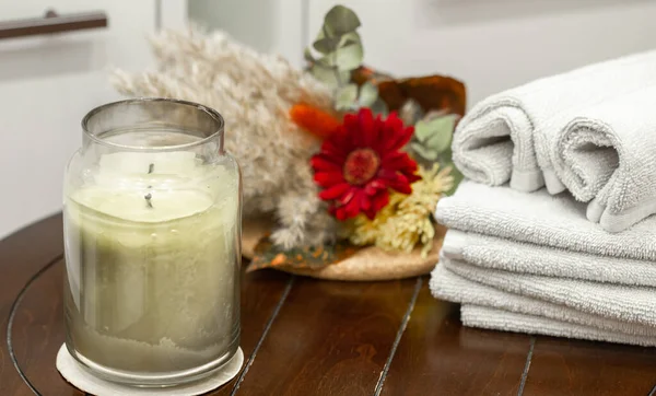 用蜡烛 浴巾和鲜花作曲的矿泉 芳香疗法概念 — 图库照片