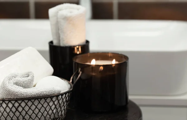 浴室的配件和燃烧的蜡烛 身体护理和健康概念 — 图库照片