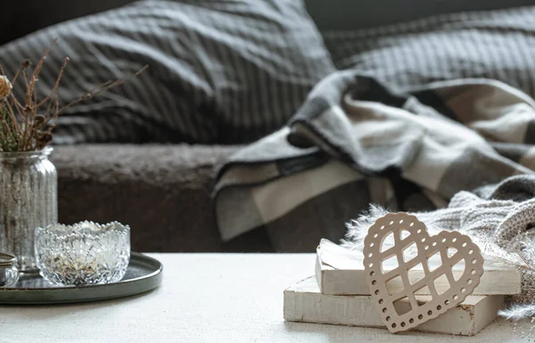 Stilleben Med Ett Dekorativt Hjärta Böcker Och Mysiga Saker För — Stockfoto