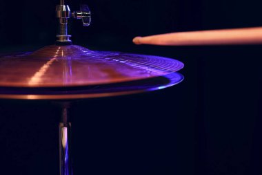 Karanlıktaki güzel ışıklandırmalı davul setinin bir parçası. Konser ve performans konsepti.