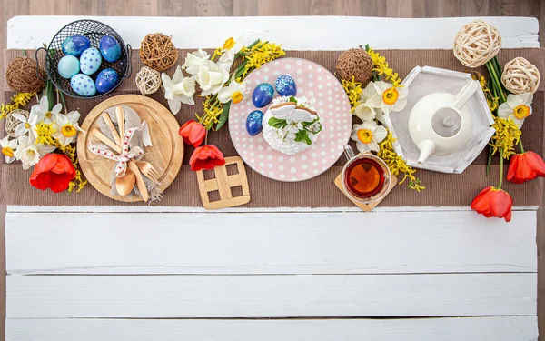 Table Pâques Festive Avec Gâteau Pâques Fait Maison Thé Fleurs — Photo