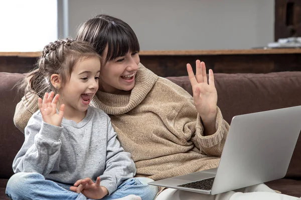Szczęśliwa Rodzina Patrząc Ekranie Laptopa Zrobić Odległość Wideo Rozmowy Uśmiechnięta — Zdjęcie stockowe