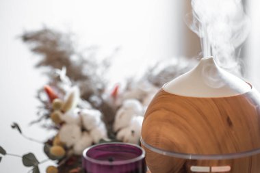 Aroma yağı yayıcı lamba bir masada. Aromaterapi ve sağlık hizmeti kavramı.