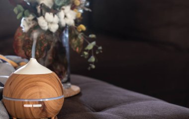 Aroma yağı yayıcı lamba ve dekor detaylarıyla kompozisyon. Aromaterapi ve sağlık hizmeti kavramı.