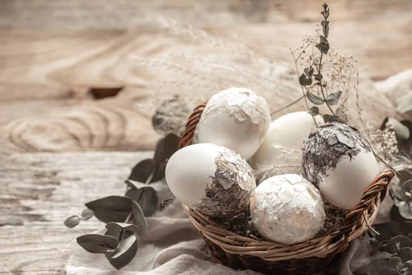 Mand Met Eieren Gedroogde Bloemen Een Wazige Achtergrond Een Origineel — Stockfoto