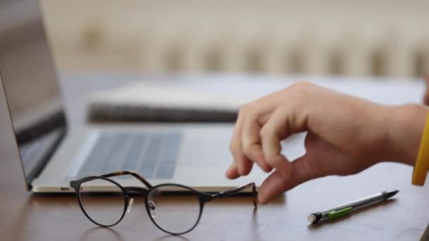 Les Lunettes Sont Sur Table Travail Dans Contexte Flou Gars — Video