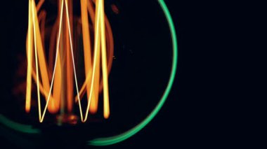 Karanlıkta parlayan dekoratif ampul. Dekor ve rahat atmosfer kavramı..