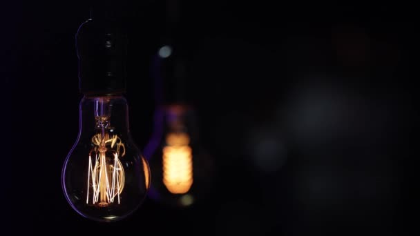 Ampoules Décoratives Vintage Suspendues Dans Obscurité Lueur Sur Fond Flou — Video