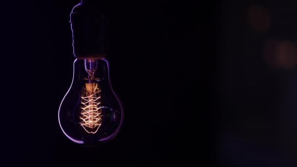 老式灯泡悬挂在运动的黑暗中 装饰的概念和舒适的氛围 — 图库视频影像