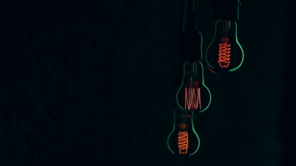 装饰灯泡挂在黑色的背景上发光 装饰的概念和舒适的氛围 — 图库视频影像