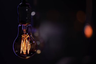 Karanlıkta yanan bir lamba asılı. Dekor ve atmosfer kavramı.