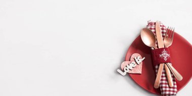 Sevgililer Günü manzaralı romantik bir akşam yemeği için tabak ve çatal bıçak takımı olan kompozisyon. Randevu konsepti.