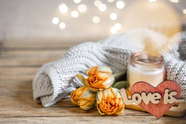 Evde romantik natürmort aşk, sevgililer günü içindir. Çiçekler ve dekorasyonlar Bokeh 'le bulanık bir arkaplanda..