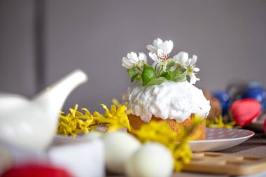 Paskalya pastanın kapağını kapatın. Ağaç çiçekleriyle süslenmiş. Festival masasında..