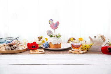 Pasta, çay ve çiçekli Paskalya kompozisyonu. Festival çay partisi konsepti..