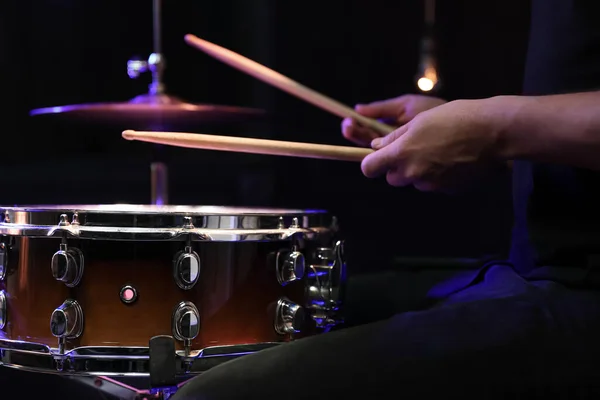 ドラムを演奏するドラマーは暗闇のスネアドラムに固執する コンサートとライブパフォーマンスのコンセプト — ストック写真