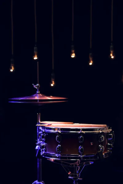 Teil Eines Schlagzeugs Der Dunkelheit Mit Schöner Beleuchtung Konzert Und — Stockfoto