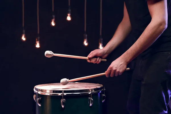 Percussionista Brinca Com Paus Chão Tom Uma Sala Escura Com — Fotografia de Stock