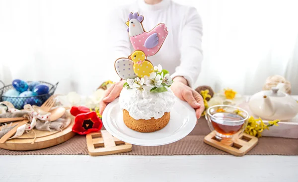 Women Hands Holding Festive Easter Cake Decorated Flowers Bright Details — Stock Photo, Image