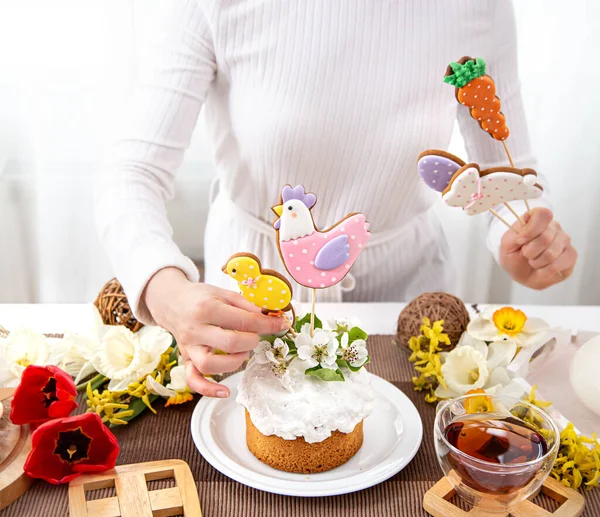 Easter Cake Decorating Process Concept Preparing Easter Holiday — Stock Photo, Image