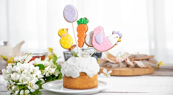 Easter Composition Beautifully Decorated Easter Cake Spring Flowers Concept Preparing — Stock Photo, Image