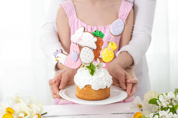 Mom Daughter Holding Beautifully Decorated Cake Together Concept Preparing Family — Stock Photo, Image