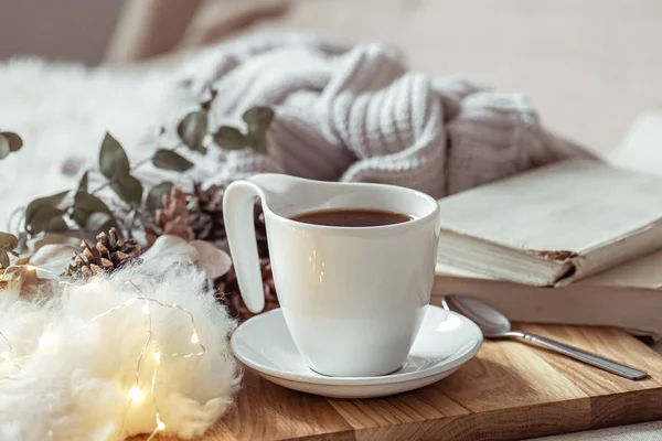 Uma Bela Xícara Bebida Quente Entre Detalhes Decoração Casa — Fotografia de Stock