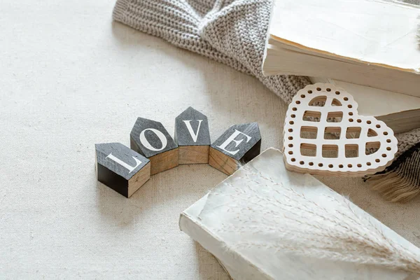 장식적 글자들은 사랑이라는 단어에 있습니다 발렌타인데이와 집에서의 — 스톡 사진