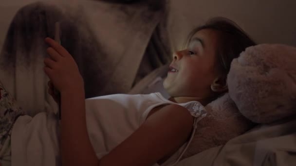 Aranyos Lány Néz Okostelefon Ágyban Gyerek Lelkesen Használja Telefont Játszani — Stock videók