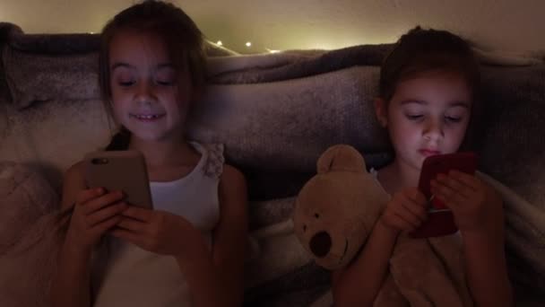 Niñas Viendo Teléfonos Inteligentes Cama Niños Con Entusiasmo Usando Teléfono — Vídeo de stock