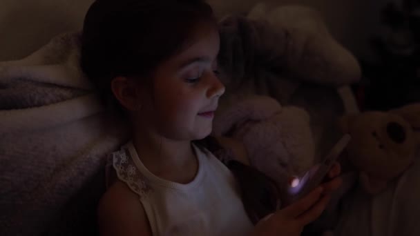 Kislány Néz Okostelefon Ágyban Gyerek Lelkesen Használja Telefont Játszani Játék — Stock videók