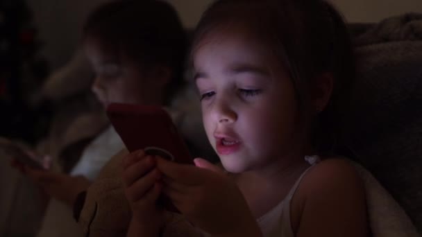 Niñas Viendo Teléfonos Inteligentes Cama Niños Con Entusiasmo Usando Teléfono — Vídeo de stock
