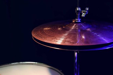 Karanlıktaki güzel ışıklandırmalı davul setinin bir parçası. Konser ve performans konsepti.