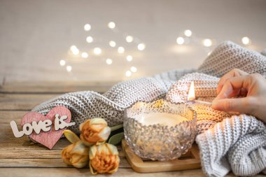 Evde romantik mum, dekor, taze çiçekler ve Bokeh ile bulanık arka planda örülmüş elementlerle dolu bir hayat..
